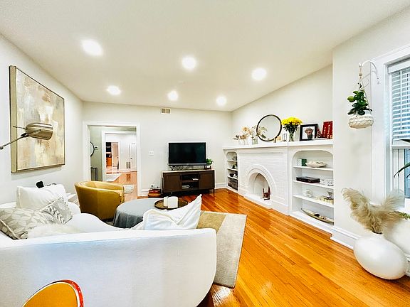 3rd image of 2050 W Farragut Ave #2