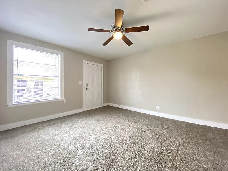 3 bed, 810 sqft, $1,015 — Photo 2