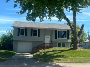 2408 Maplecrest Rd, Bettendorf, IA 52722