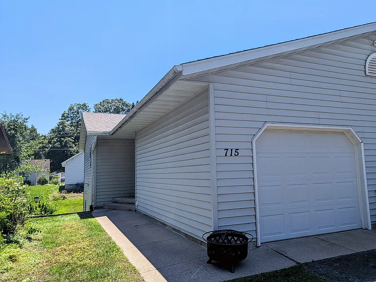 715 Lakeview Ave — Photo 4