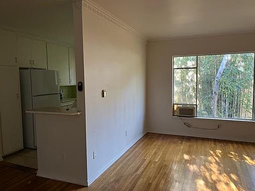 4th image of 2135 N Beachwood Dr APT 9