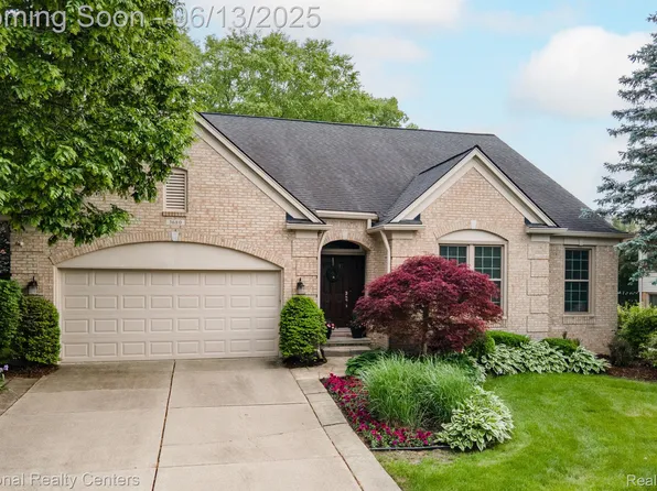 3680 Hidden Forest Dr, Orion, MI 48359