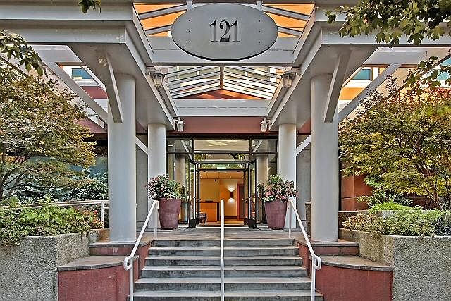 Front entryway / Concierge