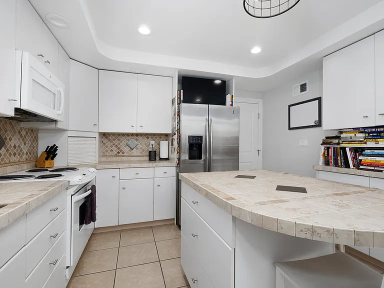 Show off your cooking skills in your bright & energetic kitchen w/Smart TV fully & fully equipped kitchen.