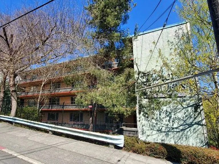 Taylor Towers — Photo 16