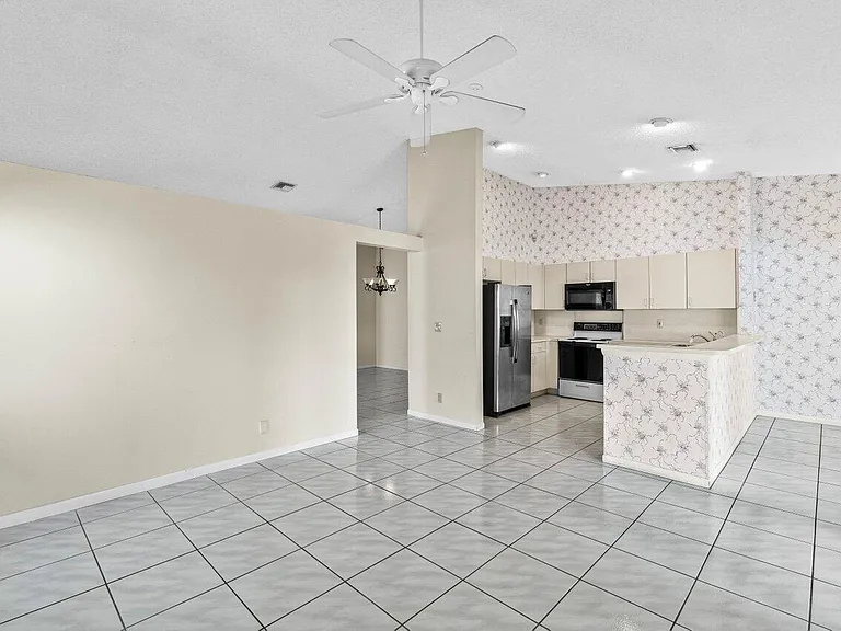 10001 Country Brook Rd — Photo 6