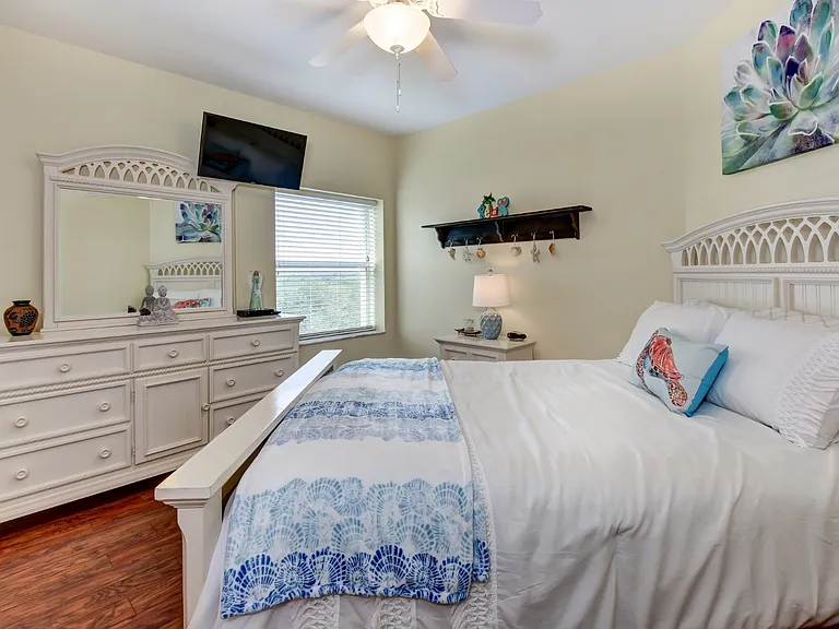 Company will love this beautiful Queen bedroom with closet and new mattresses and memory foam mattress