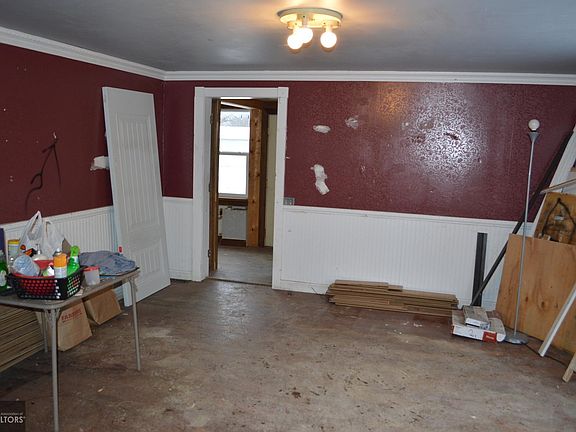 3rd image of 414 1st St NE