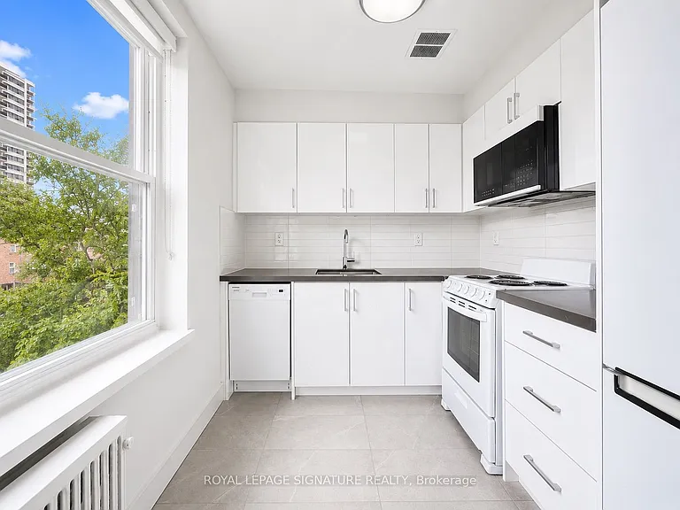1545 Bathurst St #402 — Photo 7