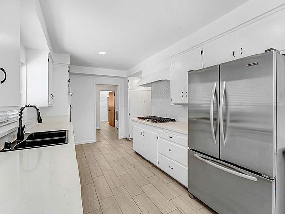 5th image of 555 Amalfi Dr