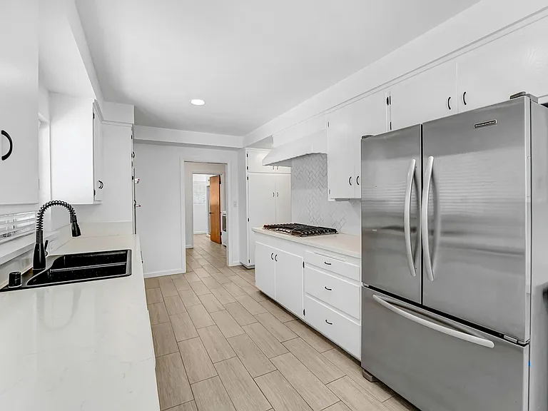 555 Amalfi Dr — Photo 5