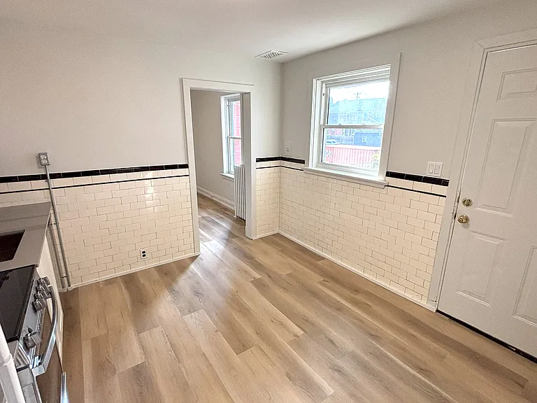 178 Mississaga St E — Photo 8