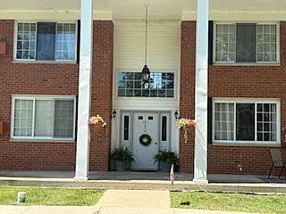 Colonial Apartments — Photo 7