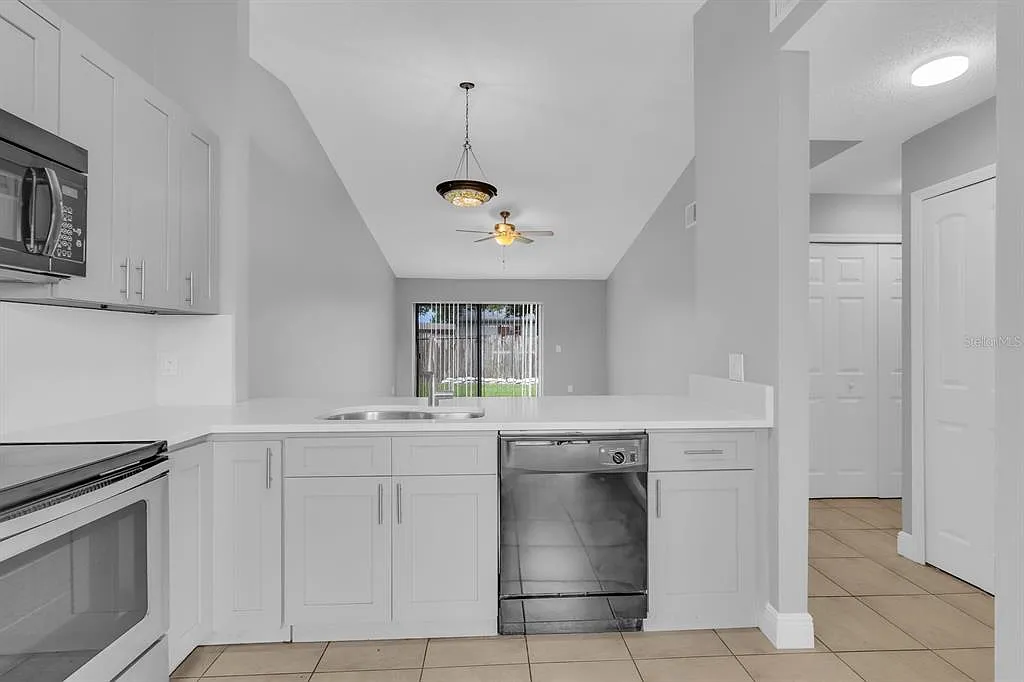 2 bed, 2.0 bath, 990 sqft, $1,750 — Photo 4