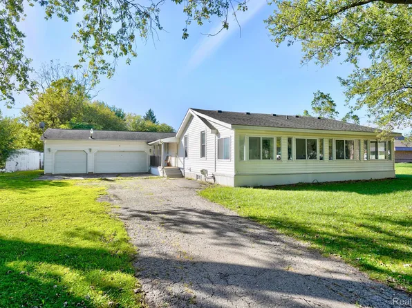 1362 S Packard Ave, Burton, MI 48509