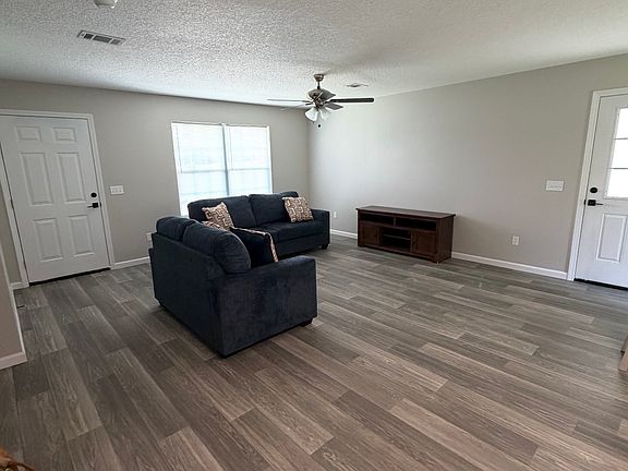 2nd image of 1021 Evergreen Ln