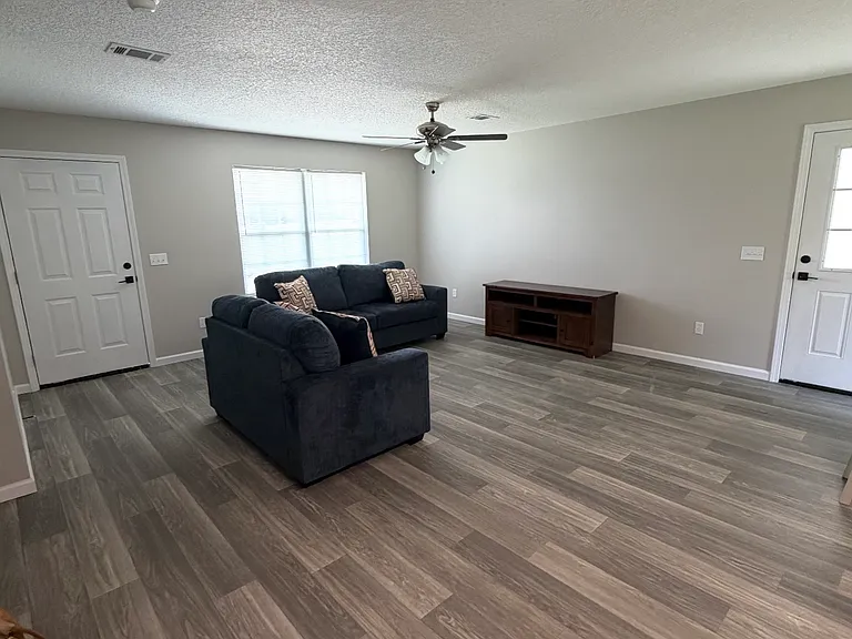1021 Evergreen Ln — Photo 2