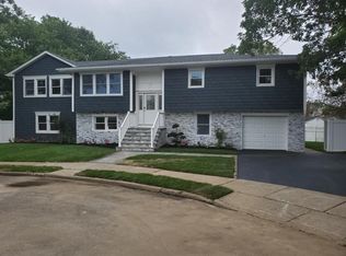 391 N Putnam Ave, Lindenhurst, NY