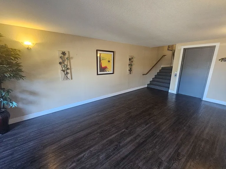 Camelot East Apartments — Photo 28