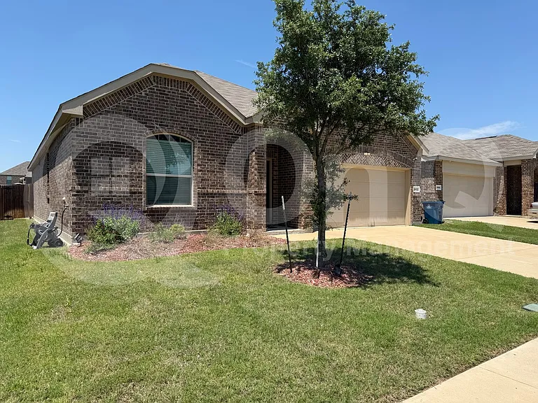 2402 Buchanan Ln — Photo 3