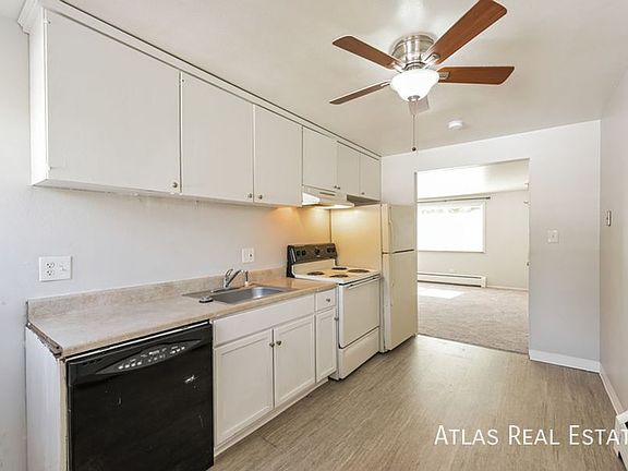 5th image of 2337 S Locust St Unit B