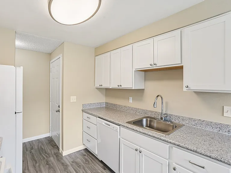 Cornell Manor Apartments — Photo 18