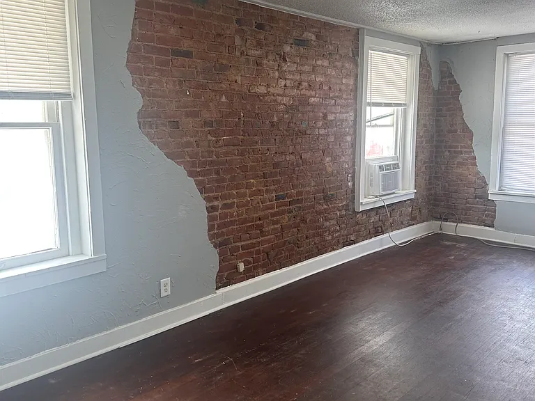 331 Commercial St #4 — Photo 1
