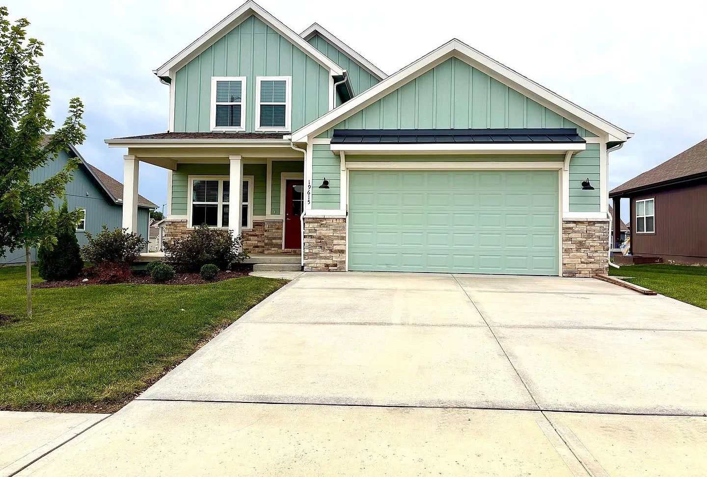 4 Bedroom 3.5 Bath Home Available Now in Spring Hill! — Photo 1