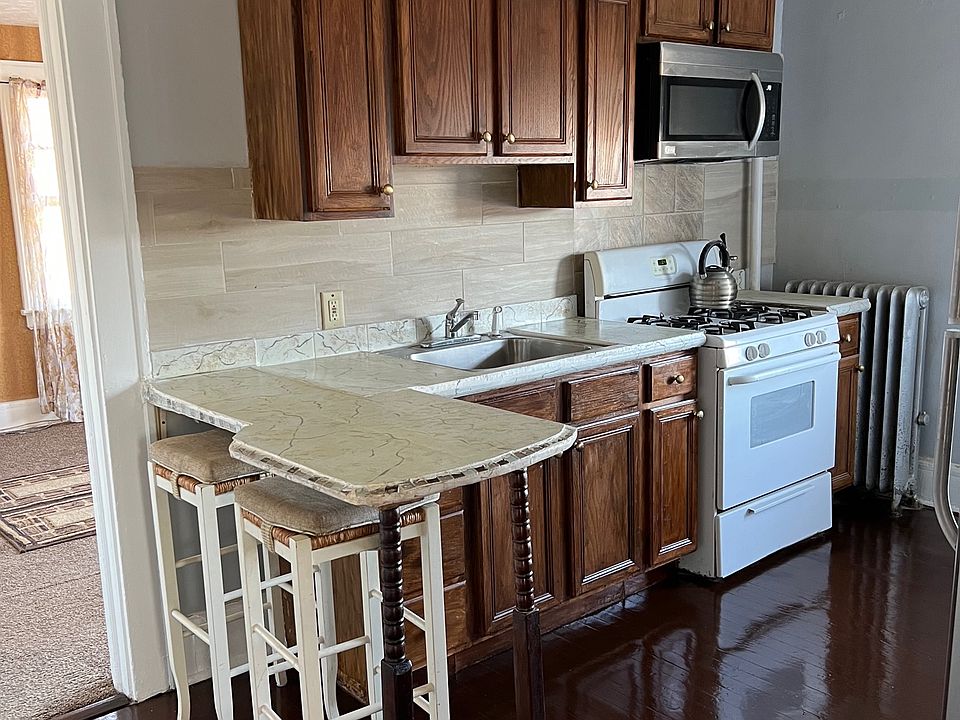 spacious eat-in kitchen