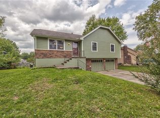 402 NE Keystone Dr, Lees Summit, MO 64086