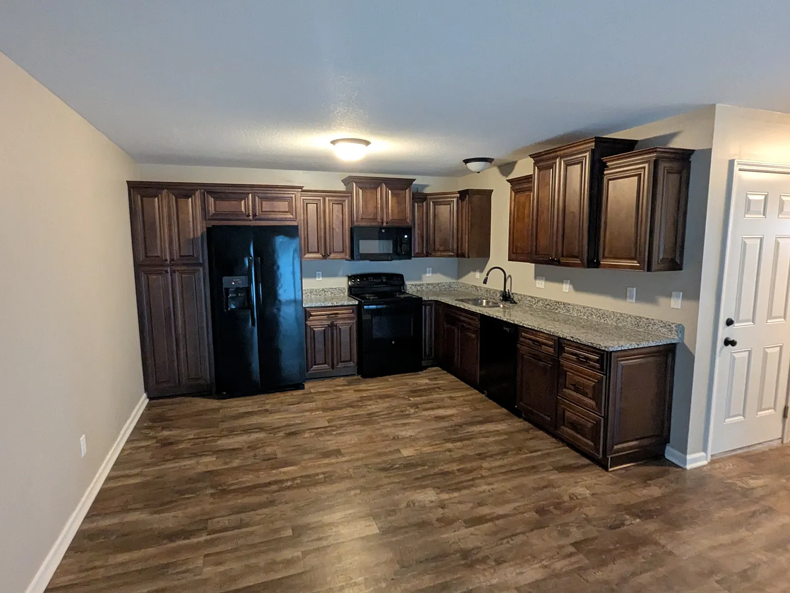 5 bed, 2400 sqft, $1,895 — Photo 3