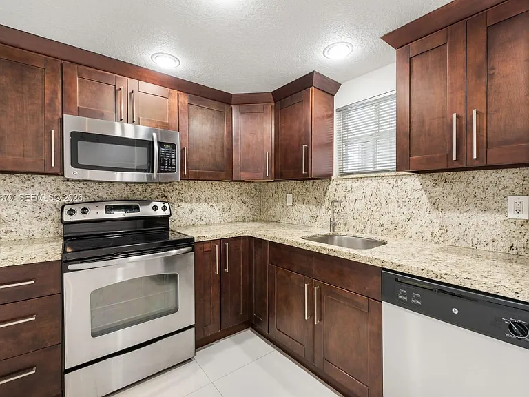 411 SW 37th Ave #3-B — Photo 4