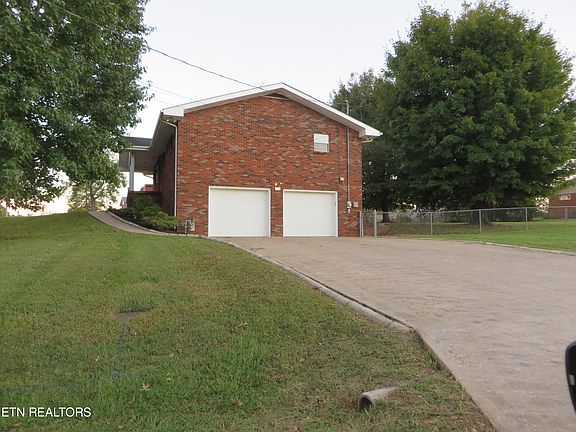 4th image of 567 Academy Dr