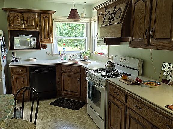 5th image of 204 N Edgewood Rd