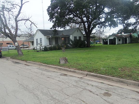 3rd image of 302 E Live Oak St