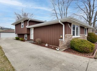 1701 Coolidge Ave, Wheaton, IL 60189