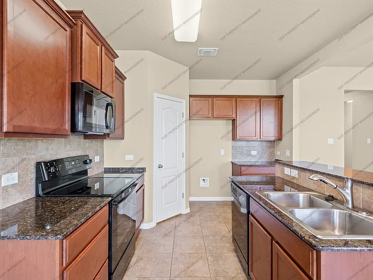 7605 Hickman St — Photo 9