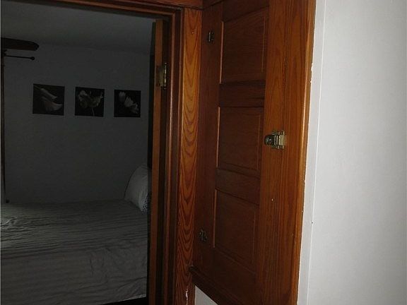 4th image of 415 Robinson St