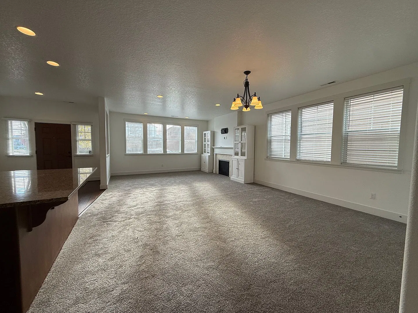 Cozy and Modern 4 Bedroom Single-Family Home for Rent! — Photo 4
