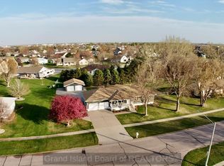823 Redwood Rd, Grand Island, NE 68803