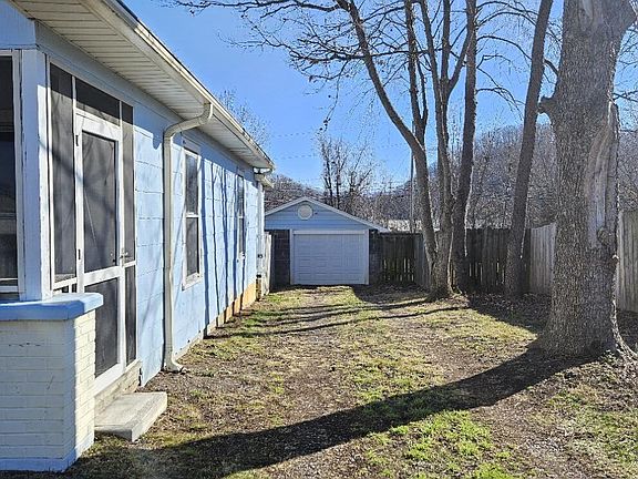 3rd image of 1206 E Myrtle Ave