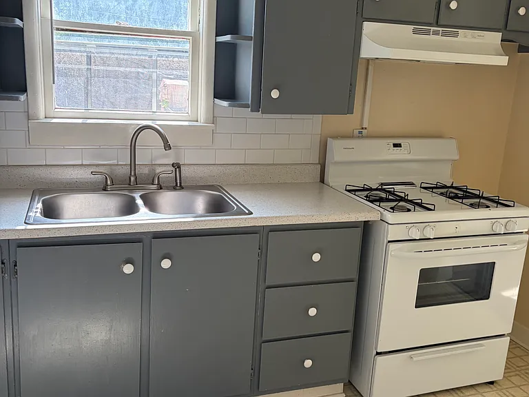 Kitchen with Gas range