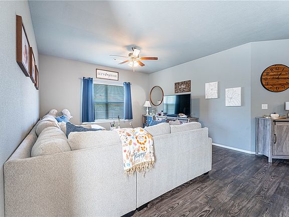 3rd image of 921 Meadowridge Dr