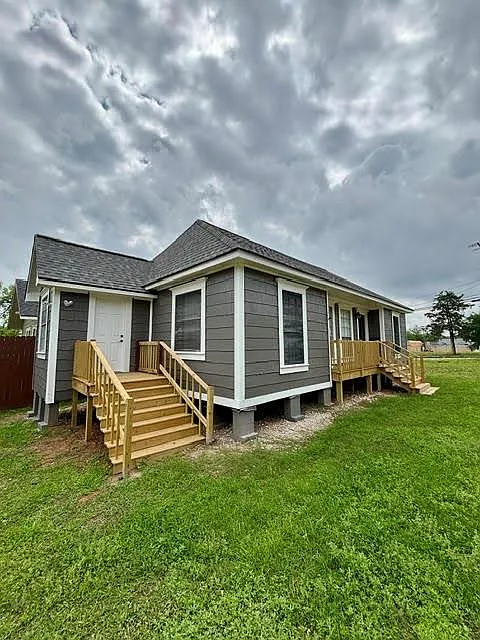 3 bed, 1.0 bath, 1100 sqft, $1,595 — Photo 2