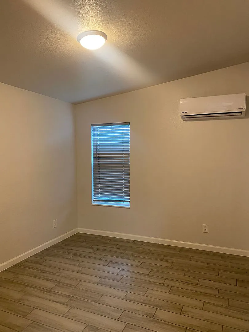 All Bills Paid! Beautiful 1-Bedroom In Southtown — Photo 3