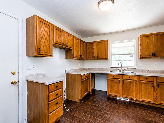 5th image of 579 Edwards Ave
