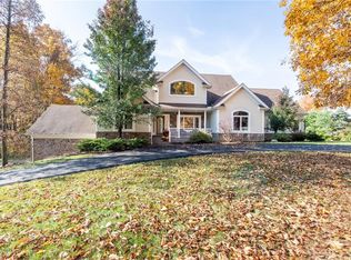 18090 Chanticleer Ct, Chagrin Falls, OH 44023