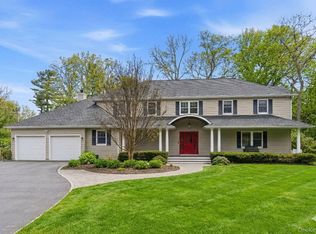 9 Mariners Court, Centerport, NY 11721