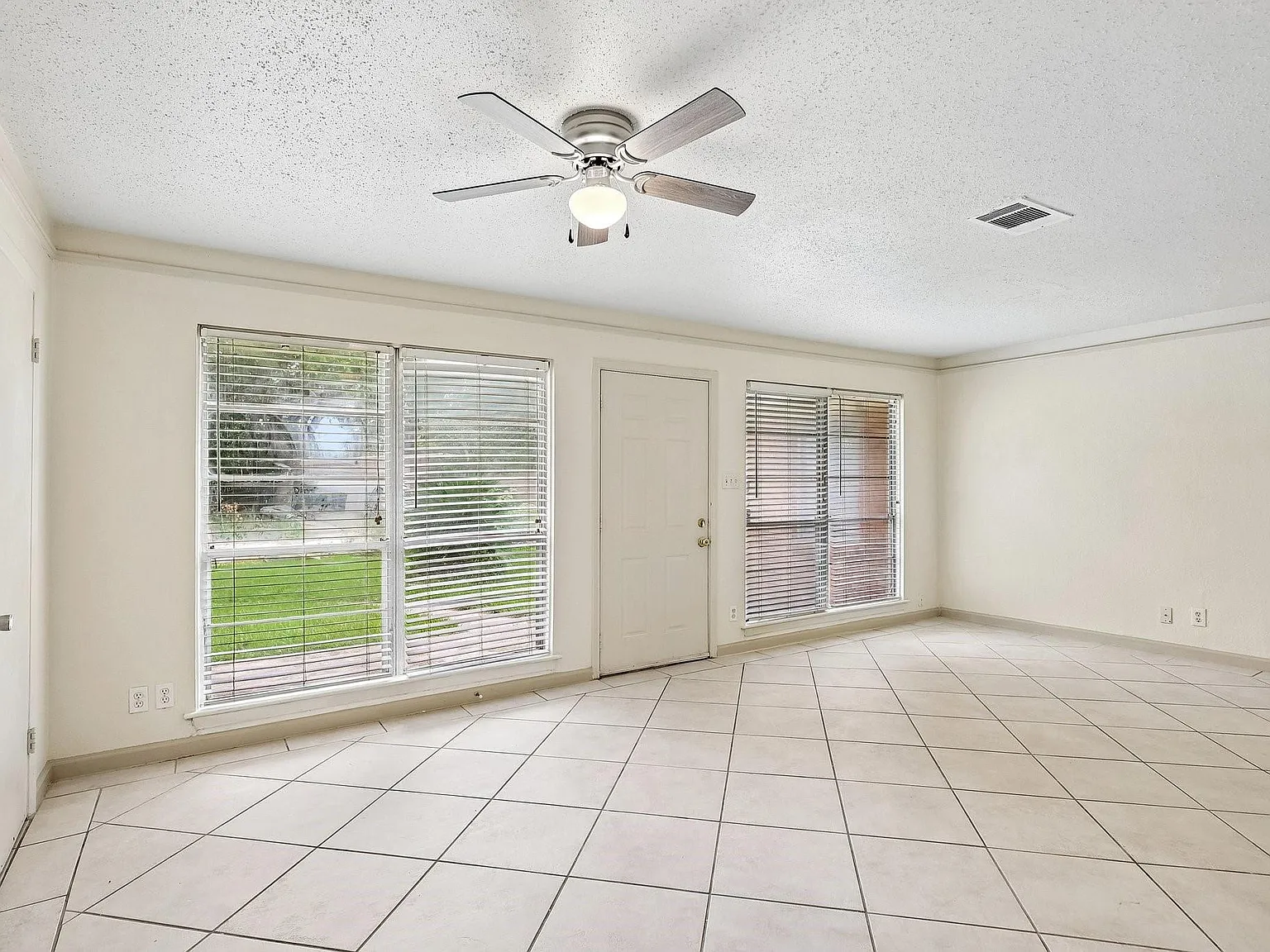 3 bed, 1.5 bath, 1300 sqft, $1,845 — Photo 1