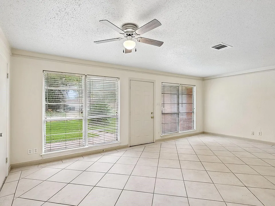 6401 Rowan Ln